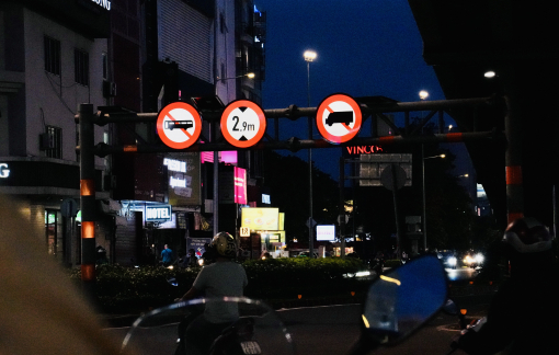 Đêm xuống, biển báo lên đèn