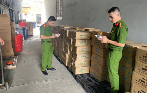 Phát hiện 2 công ty sản xuất cồn y tế giả quy mô lớn