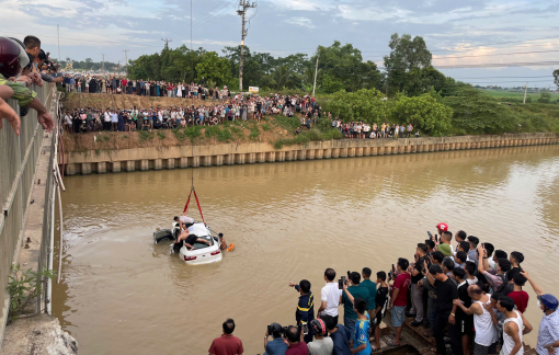 Tài xế xe ô tô tông 2 xe máy rồi lao xuống sông đã tử vong