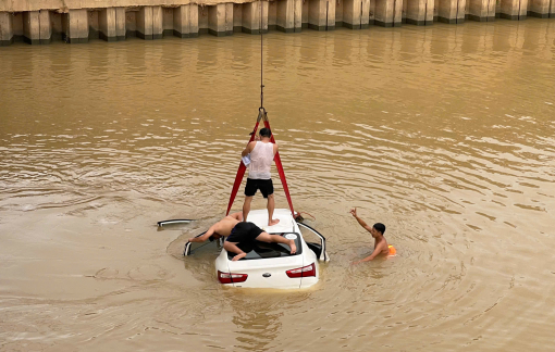 Tạm giữ tài xế ô tô tông 2 xe máy rồi lao xuống sông khiến 3 người tử vong