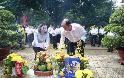 Đoàn công tác TPHCM dâng hương tại Côn Đảo: Tri ân những anh hùng bất khuất của dân tộc