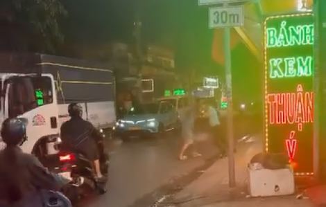 Người đàn ông bị tài xế xe tải dùng mỏ lết đánh, đầu phải khâu 4 mũi