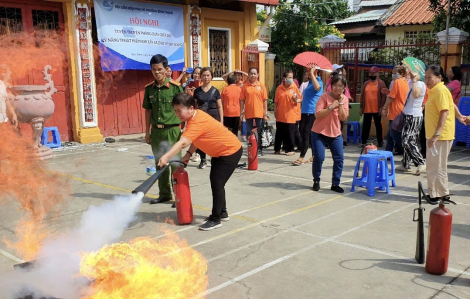 Phụ nữ Bình Thạnh học kỹ năng thoát hiểm, vận động tháo dỡ "chuồng cọp" phòng cháy nổ