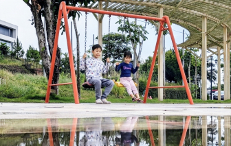 Tắm mưa giữa phố
