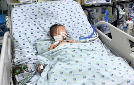 Bé trai gần 2 tuổi nguy kịch vì tay chân miệng