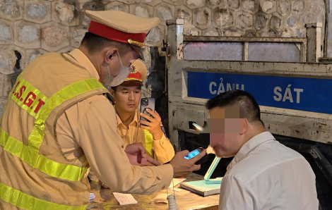 CSGT Hà Nội xuyên đêm kiểm soát mối nguy mang tên "nồng độ cồn"