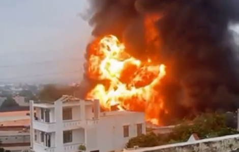 Xưởng sơn rộng hàng trăm m2 chìm trong biển lửa, khói đen bốc cao vút