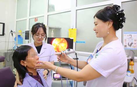 7 con dòi làm ổ trong mũi người phụ nữ