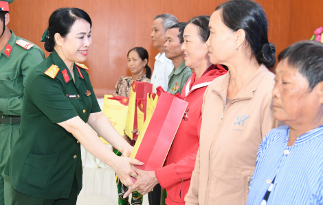 Ban Phụ nữ Quân đội tặng quà cho gia đình chính sách tại An Giang