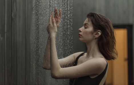 Trào lưu ''tắm kiểu TikTok'' dễ gây hại cho làn da