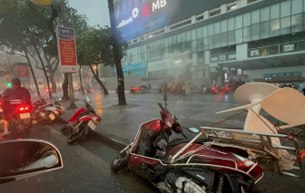 Mưa giông thổi lật xe, công trình đổ sập la liệt trên đường phố Hà Nội