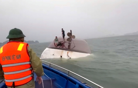 Khẩn trương cứu tàu khách bị lật trên vịnh Hạ Long