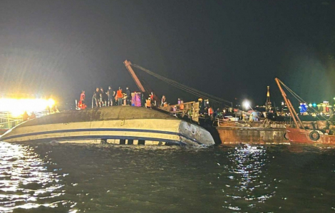 Đã vớt 27 thi thể, cứu được 11 người trong vụ lật tàu tại Quảng Ninh