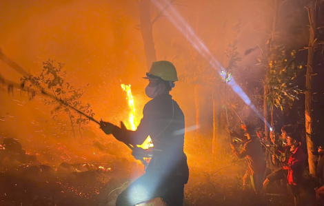 Hàng trăm người xuyên đêm dập lửa cứu rừng thông