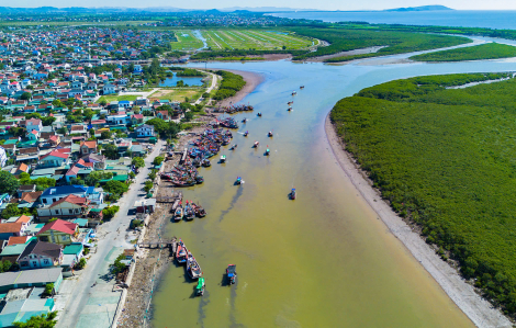 Ngư dân khổ sở canh con nước khi luồng lạch bồi lấp