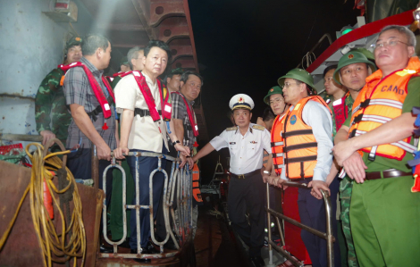 Phó thủ tướng đề nghị huy động cả tàu đánh cá hỗ trợ tìm kiếm nạn nhân vụ lật tàu ở Quảng Ninh