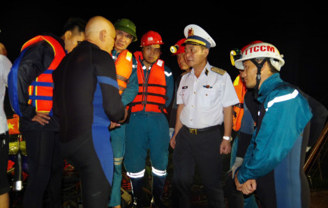 Tích cực tìm kiếm nạn nhân vụ lật tàu ở Hạ Long ngay trong đêm