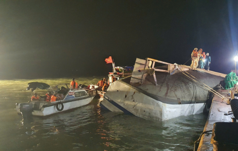 Bộ GD-ĐT thăm hỏi các nạn nhân vụ lật tàu du lịch tại Quảng Ninh