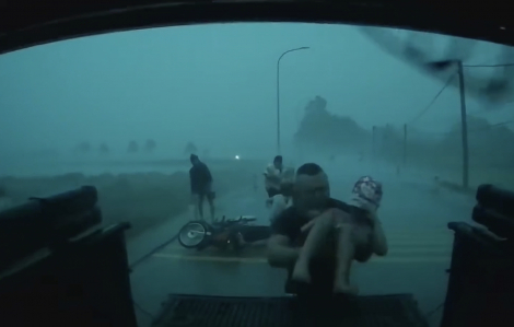 Bất chấp dông gió, người đàn ông dừng xe giúp những đứa trẻ mắc kẹt trên đường