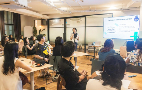 Người trưởng thành học cách… trò chuyện