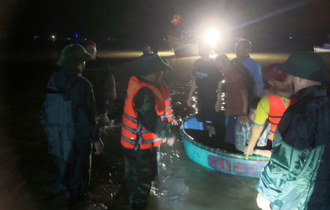 Tàu du lịch chở khách đi câu mực chìm trên biển, 34 người may mắn thoát nạn