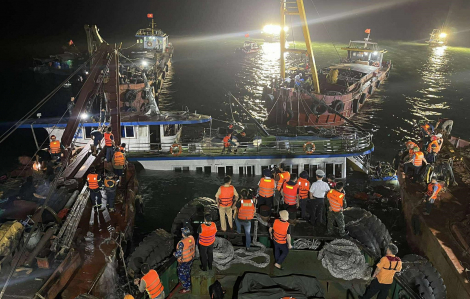 Vụ lật tàu ở Quảng Ninh: Tàu đã được trục vớt, xuyên đêm tìm người còn mất tích