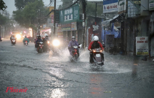 TPHCM cảnh báo mưa lớn kèm dông, lốc, sét và mưa đá cục bộ