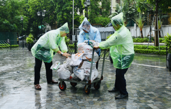 Người dân Hà Nội dùng bao cát chặn cửa, chằng dây chống bão Wipha