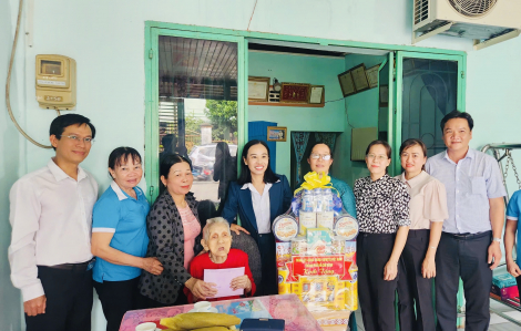 Đoàn lãnh đạo Mặt trận Tổ quốc Việt Nam TPHCM thăm Mẹ Việt Nam Anh hùng và gia đình chính sách