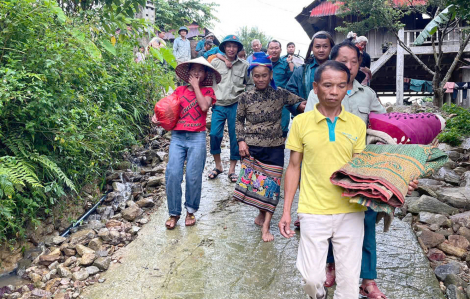 Nguy cơ sạt lở núi vùi lấp nhà, hàng chục hộ dân được di dời khẩn cấp