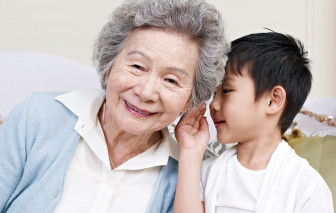 Bà thương cháu không đều
