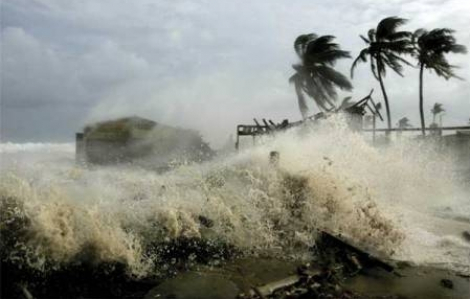 Bão số 3 đang ở trên đất liền ven biển giữa Hưng Yên và Ninh Bình, khẩn trương di dời hàng chục ngàn người