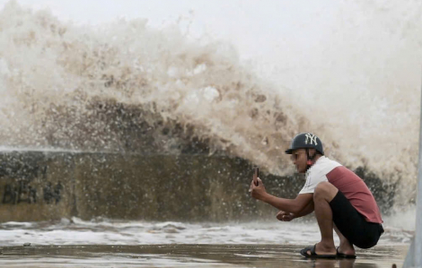 Nhiều người bất chấp nguy hiểm, đứng xem và chụp ảnh cột sóng to do bão số 3