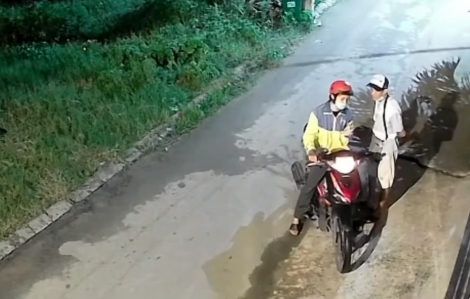 Bắt thanh niên mặc áo xe ôm công nghệ giật hơn 100 tờ vé số của người tàn tật