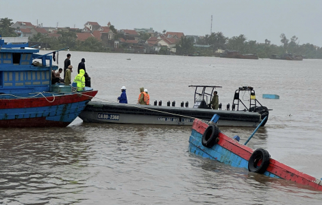 Cảnh sát đường thủy hỗ trợ cứu 9 ngư dân bị lật thuyền