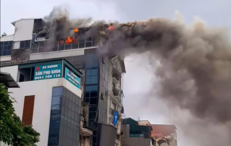 Cháy nhà 5 tầng trên đường Giải Phóng, cột khói cao hàng chục mét