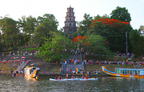 Đến Huế chèo SUP ngắm hoàng hôn trên sông Hương