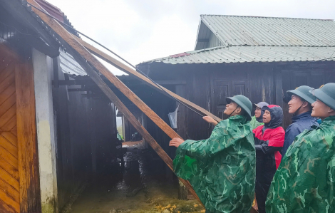 Gió lớn làm tốc mái hơn 30 ngôi nhà ở vùng biên giới TP Đà Nẵng