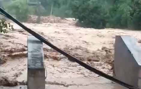 Lũ quét cuốn trôi cầu dân sinh ở vùng cao Nghệ An