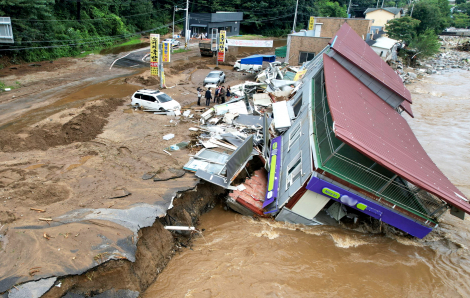 Mưa lũ đe dọa cuộc sống người dân châu Á