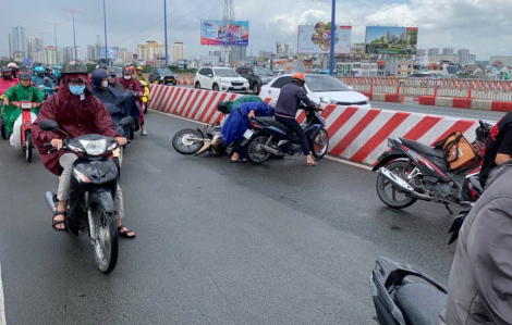 Người đi xe máy té trên cầu Sài Gòn do mặt cầu trơn trượt