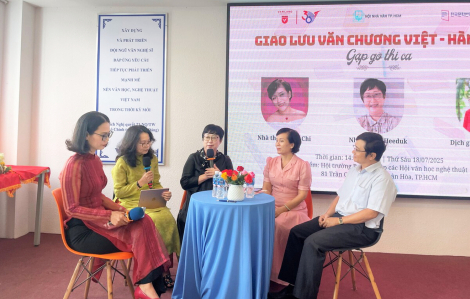 Thơ ca cất tiếng ngoài biên giới