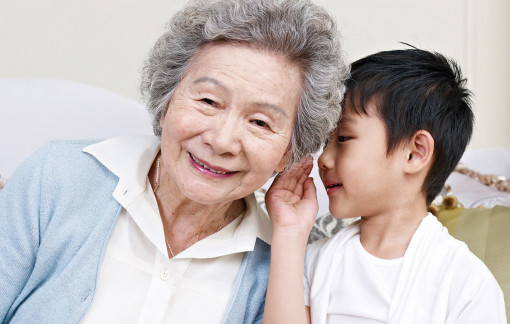 Bà thương cháu không đều