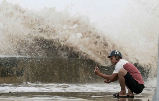 Nhiều người bất chấp nguy hiểm, đứng xem và chụp ảnh cột sóng to do bão số 3