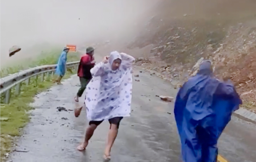 Nghệ An: Cán bộ xã thoát nạn trong gang tấc khi đi kiểm tra sạt lở đất