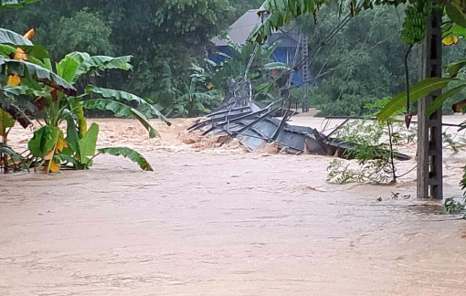 Lũ dồn dập đổ về vùng cao Nghệ An làm đứt cầu treo, nhà sàn ngập tới mái