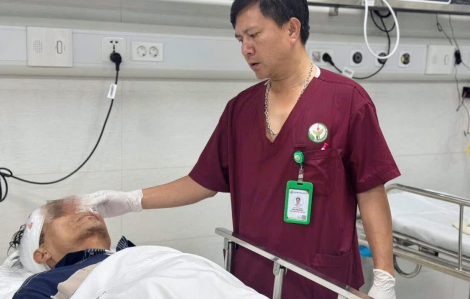 Nhiều nạn nhân vụ ô tô tông liên hoàn 8 xe máy ở Hà Nội bị thương rất nặng