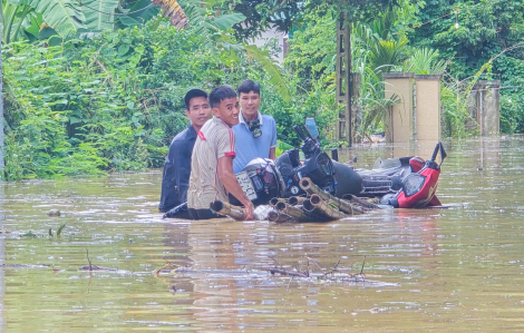 Nước dâng tận mái nhà, người dân Nghệ An tất tả chạy lũ