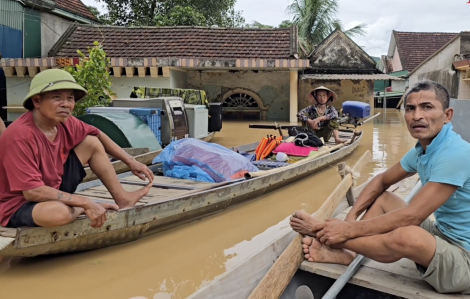 Người dân vùng cao Nghệ An tất tả chạy lũ lịch sử