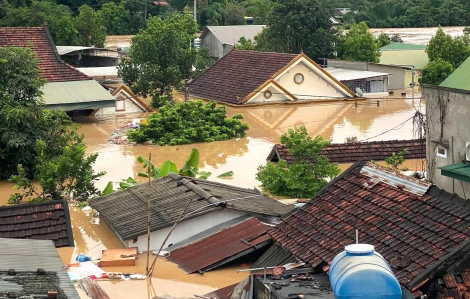 Nhà ngập sâu tới mái, người dân vùng cao Nghệ An trắng đêm chạy lũ